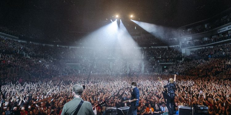 Toten Hosen konserinde depremzedeler için bağış toplandı