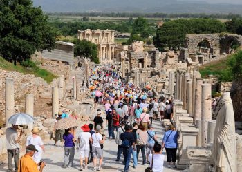 Turizmde hedef tutturuldu; yıllık gelir 46 milyar dolara çıktı