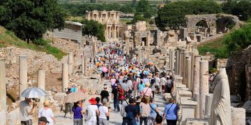 Turizmde hedef tutturuldu; yıllık gelir 46 milyar dolara çıktı