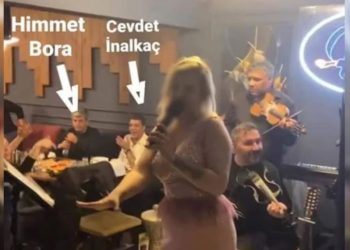 Türkiye depremin yasını tutarken Kızılay Şube Başkanı sazlı sözlü eğlendi