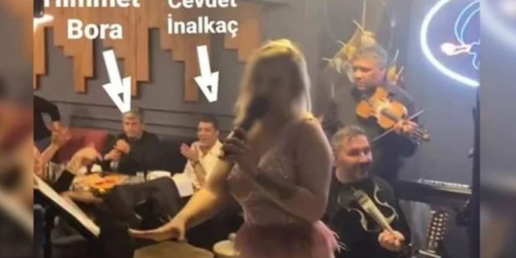 Türkiye depremin yasını tutarken Kızılay Şube Başkanı sazlı sözlü eğlendi