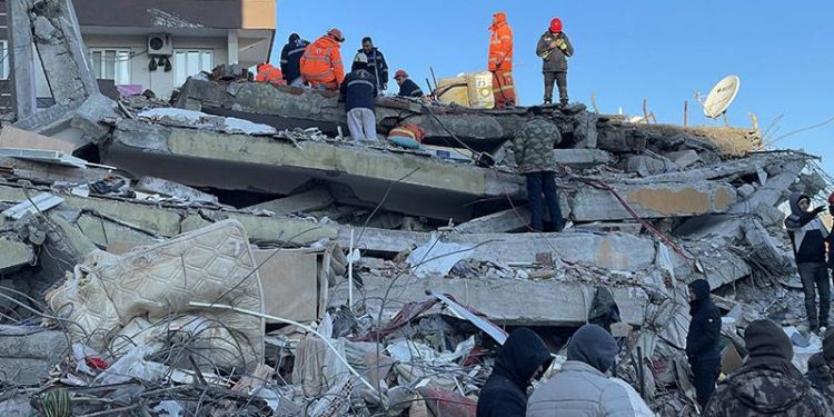 Türkiye ve Suriye'deki arama-kurtarma ekipleri çekiliyor