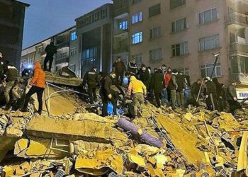 Türkiye'deki 7.4 büyüklüğündeki deprem sonrası AB'den kurtarma ekipleri gönderiliyor