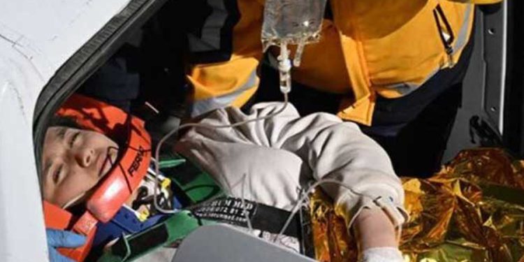 Umutlar yeniden yeşerdi; 11 gün sonra 17 yaşındaki Aleyna enkazdan sağ çıkarıldı