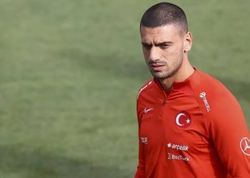 Ünlü futbolcudan AFAD’a tepki: İnsanımız kaç saattir göçük altında bekliyor
