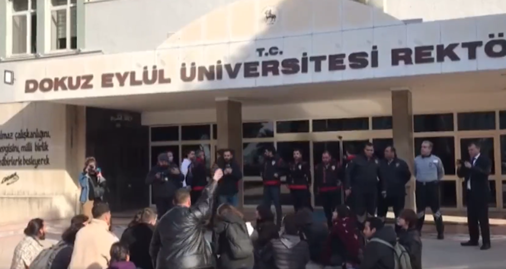 Uzaktan eğitim kararını protesto eden öğrenciler gözaltına alındı