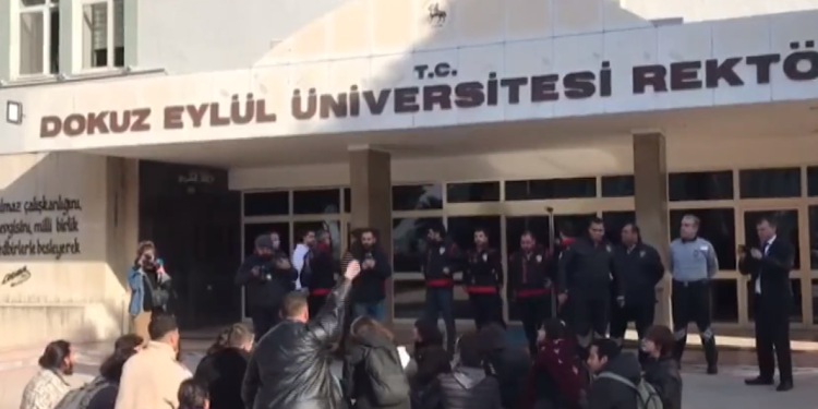 Uzaktan eğitim kararını protesto eden öğrenciler gözaltına alındı