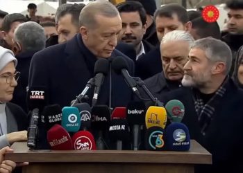 Vatandaşlar enkaz altında bakanlar kameralara görünme derdinde: Pes dedirten görüntüler