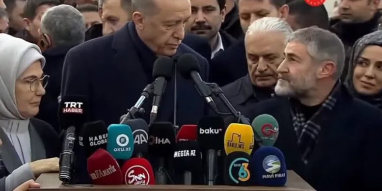 Vatandaşlar enkaz altında bakanlar kameralara görünme derdinde: Pes dedirten görüntüler