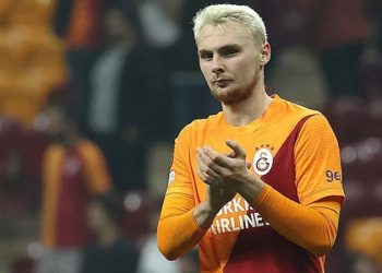 Victor Nelsson'dan Fenerbahçeli taraftara imzalı forma!