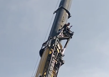 Vince çıkan depremzededen valilik önünde intihar girişimi