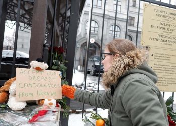 Yabancı misyonlarda bayraklar yarıya indi, bina önlerine çiçekler bırakıldı