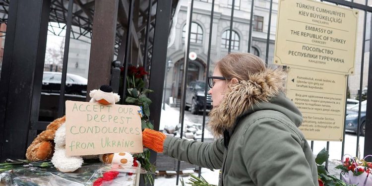 Yabancı misyonlarda bayraklar yarıya indi, bina önlerine çiçekler bırakıldı