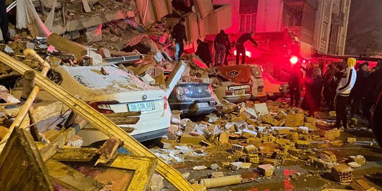 Yardım çığlıkları büyüyor: Elbistan’da taş üstünde taş kalmadı, devlet yok!