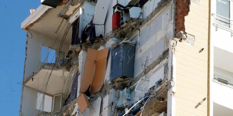 Yarısı yıkılan binanın 11'inci katında buzdolabı asılı kaldı