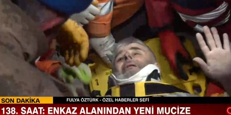 Yaşlı çift 138 saat sonra enkazdan sağ çıkarıldı