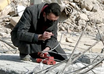 Yıkılan apartmanlardan numuneler alınıyor; ilk tespitler vahim