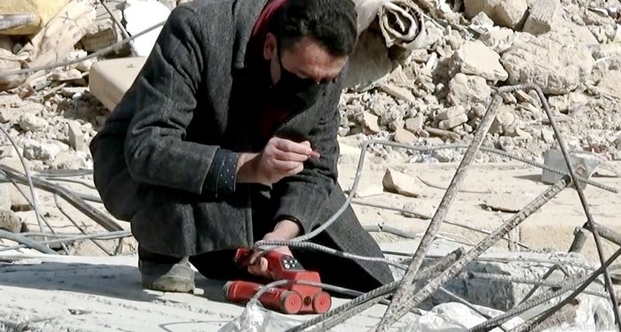 Yıkılan apartmanlardan numuneler alınıyor; ilk tespitler vahim