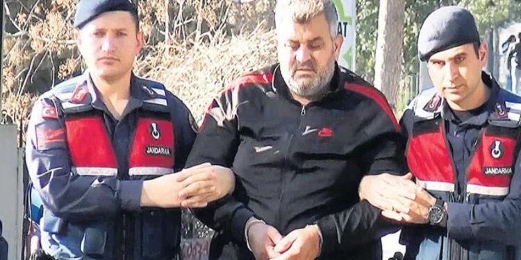 Yıkılan binanın müteahhidi, 12 bin lira cezayla inşaata devam etmiş