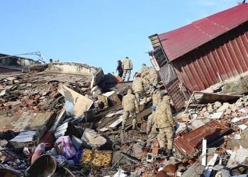 Yunanistan Başbakanı Kiriakos Miçotakis, "İçimizi acıyla dolduran görüntüleri, bizi umutla dolduran görüntüler takip ediyor. Kurtarma ekiplerinin insanüstü çabalarına tek kelimeyle saygı duyuyoruz. Yunanlar ve Türkler yan yana, hayat kurtarmak için birlikte savaşıyorlar. Yaptıkları için onlara minnettarız" açıklamasını yaptı.