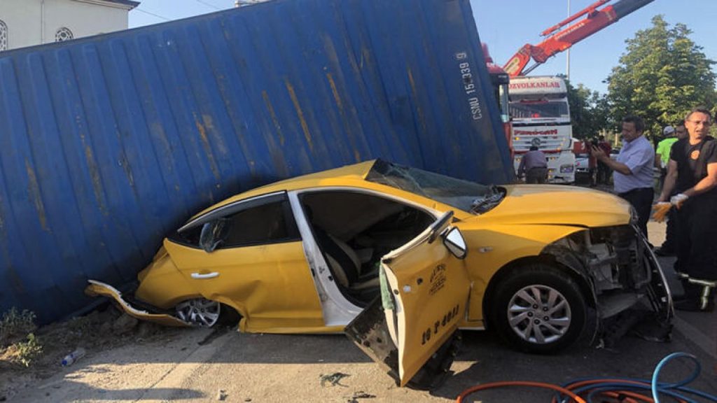 Zincirleme kazaya neden olan ehliyetsiz TIR şoförü, 'çok ölü var' diye kaçmış