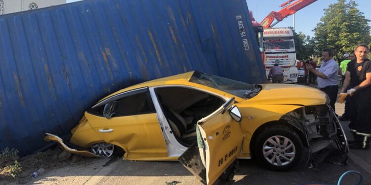 Zincirleme kazaya neden olan ehliyetsiz TIR şoförü, 'çok ölü var' diye kaçmış