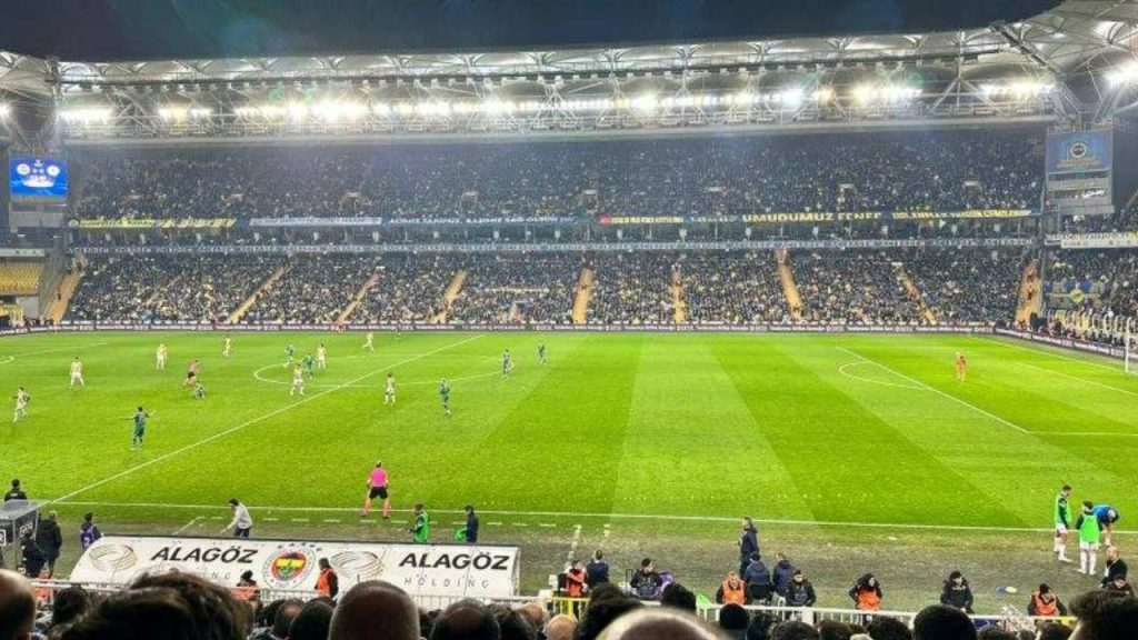 beIN Sports, Fenerbahçe taraftarının "Hükûmet istifa" tezahüratı sırasında yayının sesini kıstı!