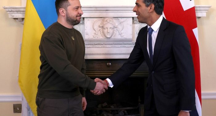 ‘İkinci ziyaretini’ İngiltere’ye yapan Zelenski, zafer için savaş uçağı istedi