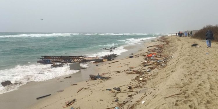 İtalya açıklarında teknelerinin batması sonucu aralarında bir bebeğin de bulunduğu en az 58 göçmen hayatını kaybetti.