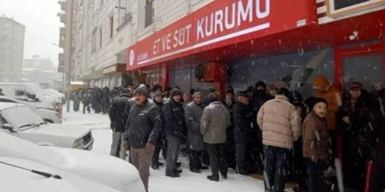 ‘Türkiye’nin et deposu’ Erzurum’da eksi 5 derecede ucuz et kuyruğu