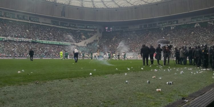 Bursaspor Taraftarına Siyasetten Tepki