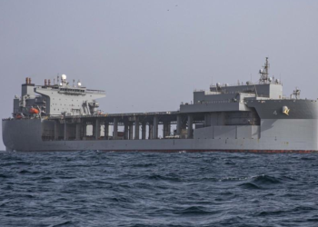 ABD Gemisi Mersin Limanı’na Yardım Malzemesi Bıraktı