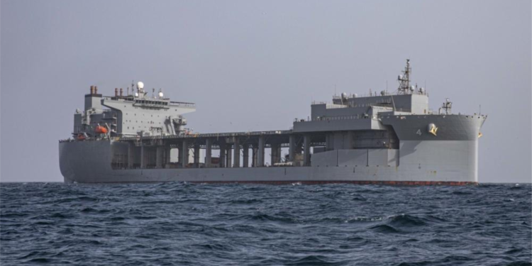 ABD Gemisi Mersin Limanı’na Yardım Malzemesi Bıraktı