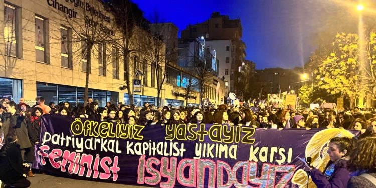 8 Mart’ta İstiklal Caddesi Yine Kadınlara Kapatıldı: En Az 10 Gözaltı