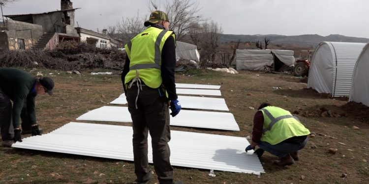 ABD’li Gönüllülerden Gözden Uzak Yerlere Yardım