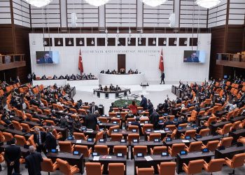 En düşük emekli maaşı ve geçici işçilere kadro düzenlemesini içeren teklif kabul edildi