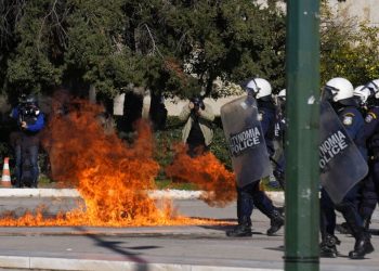 Yunanistan genelinde halk sokağa indi, Atina’da polisle eylemciler arasında arbede çıktı