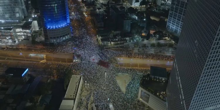İsrail’de gösterilerin onuncu haftasında on binlerce kişi Netanyahu hükümetini protesto etti