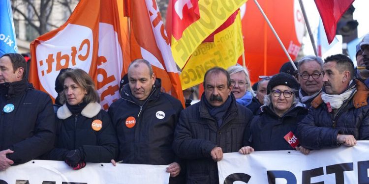 Fransa’da emeklilik reformunu Meclis’e sunmadan kabul eden Macron’a tepkiler büyüyor