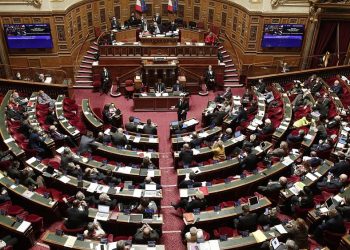Macron, tartışmalı emeklilik reformunu oylama yapmadan parlamentoda geçirme kararı aldı