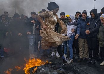 Nevruz: Depremzedelere adanan etkinliklerde ağıtlar yakıldı, hükümet karşıtı sloganlar atıldı
