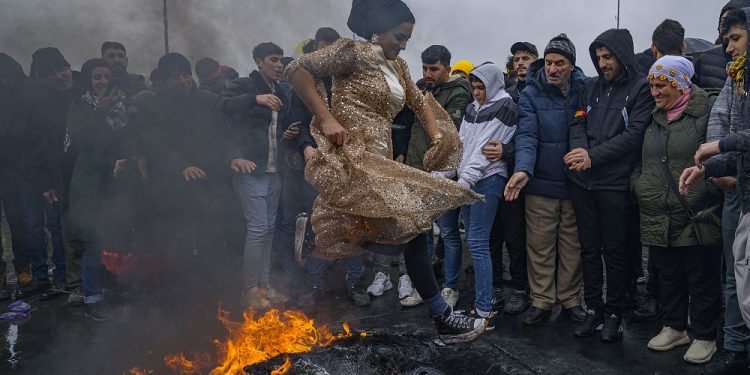 Nevruz: Depremzedelere adanan etkinliklerde ağıtlar yakıldı, hükümet karşıtı sloganlar atıldı