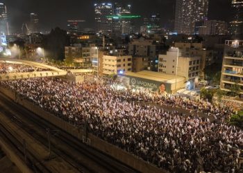 İsrail’de yüz binlerce kişi Netanyahu’nun Savunma Bakanı’nı görevden almasını protesto etti