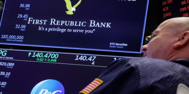 ABD'de 11 bankanın zor durumdaki bölgesel kredi bankası First Republic'e 30 milyar dolarlık nakit desteği sağlaması piyasalar rahatlattı. Bu sabah Londra'da hisse senetleri piyasasında FT100 endeksi yükselişle açıldı. Daha erken saatlerde Japonya'da Nikkei endeksi, bankacılık ve elektronik şirketleri hisselerindeki artışla günü yüzde 1,2 yükselişle kapattı.