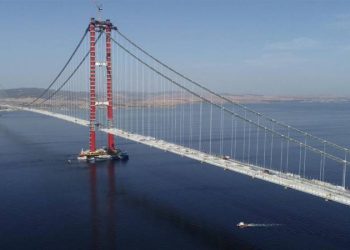 Ulaştırma ve Altyapı Bakanı Adil Karaismailoğlu, yıllık 16 milyon 425 araç için Hazine garantisi verilen ve yap-işlet-devret modeliyle inşa edilen 1915 Çanakkale Köprüsü'nden bir yılda 2 milyon 200 bin araç geçtiğini açıkladı.