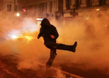 3. Charles'ın Fransa ziyareti eylemler nedeniyle ertelendi