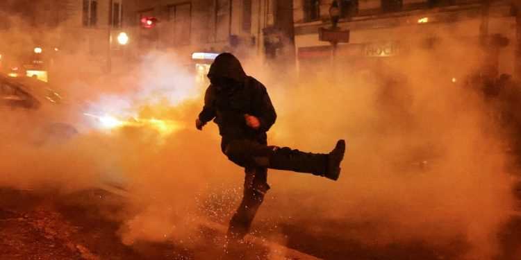 3. Charles'ın Fransa ziyareti eylemler nedeniyle ertelendi