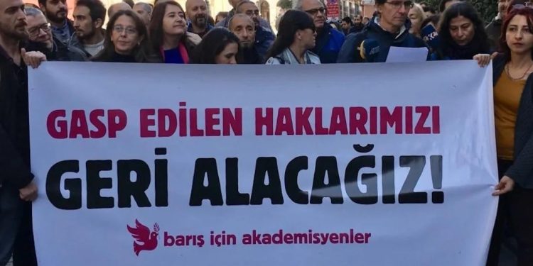 4 ‘Barış Akademisyeni’ için göreve iade kararı