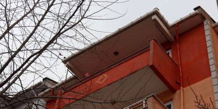 Edirne'nin Keşan ilçesinde 5. kattaki evinin balkonunda dengesini kaybeden G.A. (19) adlı kadın, kendisini yakalamak isteyen çağırdığı taksi şoförü B.D.’nin üzerine düştü. Yaralanan G.A. ve B.D., hastaneye kaldırıldı.