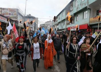 Bazid’te Newroz: Binler meşalelerle alana yürüyor | YENİLENDİ